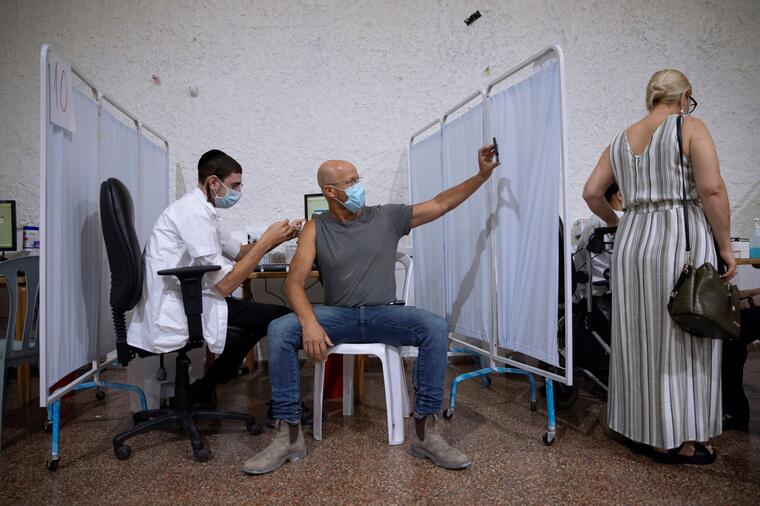 Un hombre recibe la tercera dosis de la vacuna contra el COVID-19 de Pfizer en Ramat Gan, Israel, el 30 de agosto del 2021. En Israel, las personas mayores de 60 años que han estado vacunadas con Pfizer por al menos cinco meses recibieron un refuerzo. 