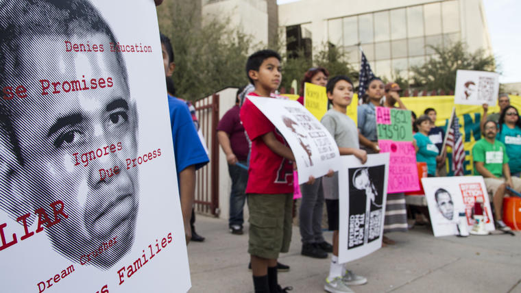 El grupo activista Puente, acompañado por personas que podrían ser deportadas, realiza un mitin en favor de medidas que protejan de la deportación a inmigrantes que viven ilegalmente en el país, frente a las oficinas del Servicio de Inmigración y Control de Aduanas en Phoenix, el viernes 12 de noviembre de 2014. 