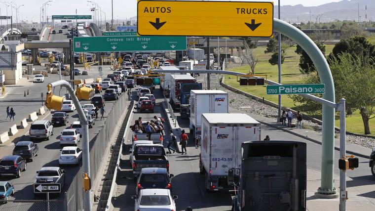 Vehículos hacen fila en El Paso, Texas para entrar a Chihuahua, México el 29 de marzo de 2019