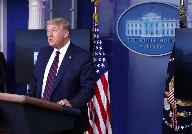 El presidente de Estados Unidos, Donald Trump, habla durante una sesión informativa de respuesta a la enfermedad por coronavirus (COVID-19) en la Casa Blanca en Washington, EE.UU.