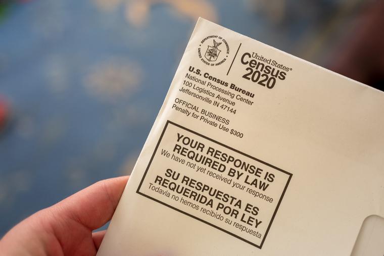Primer plano de la mano humana sosteniendo una carta de la Oficina del Censo sobre el Censo 2020, San Ramón, California.