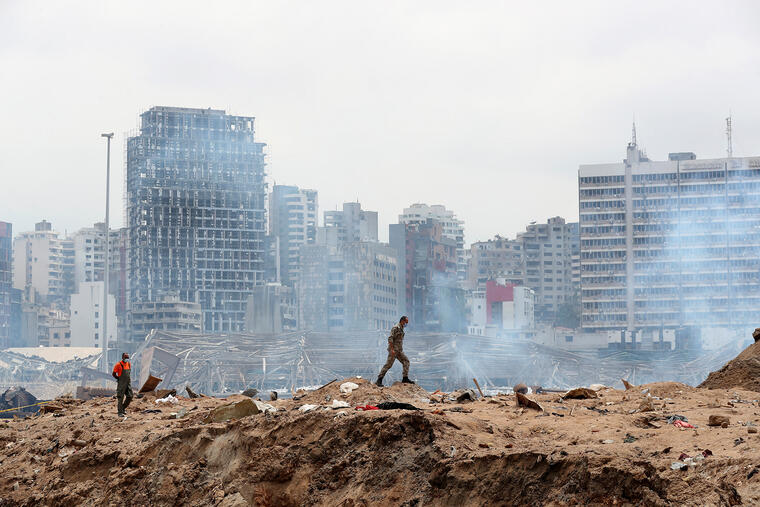 Un soldado camina en el sitio devastado de la explosión en el puerto de Beirut, Líbano.