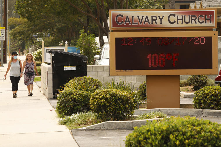 El termómetro en Calvary Church en Woodland Hills registra 106 grados Fahrenheit cuando la ola de calor más feroz de Southland entró en su segunda semana amenazando con "calor excesivo" y elevado peligro de incendio.
