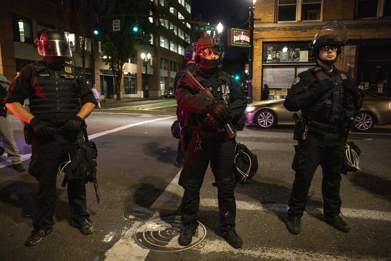 Policías de Portland, Oregon, montan guardia tras el asesinato de un manifestante 