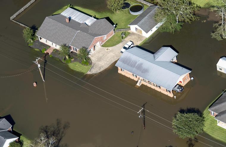  casas rodeadas por inundaciones tras el paso del huracán Delta en Louisiana