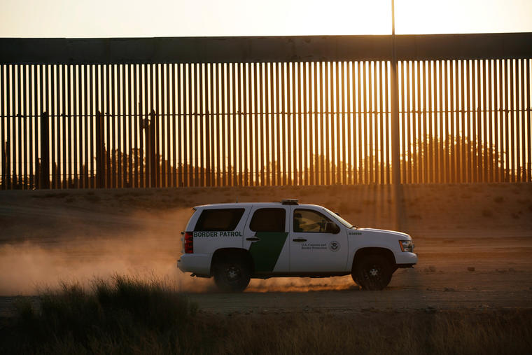 Un vehículo de la Oficina de Aduanas y Protección Fronteriza de EE.UU. patrulla a lo largo de una nueva sección del muro fronterizo en El Paso, Texas, EE.UU., visto desde Ciudad Juárez.