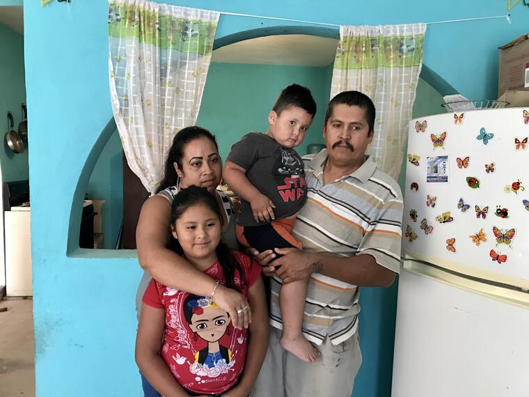 Jorge de Santos y su familia en la casa prestada en la que viven en un asentamiento en el estado de Aguascalientes.