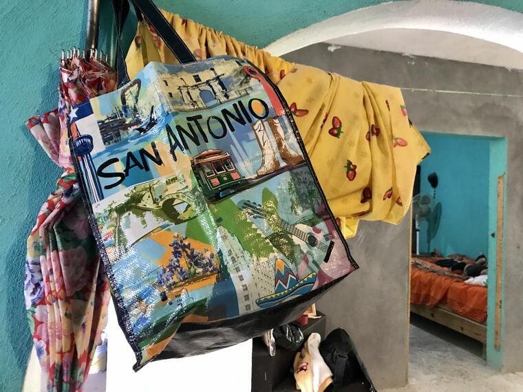 Una bolsa de San Antonio, Texas, que la familia De Santos llevó a Aguascalientes, México, cuando el padre salió del hospital. 