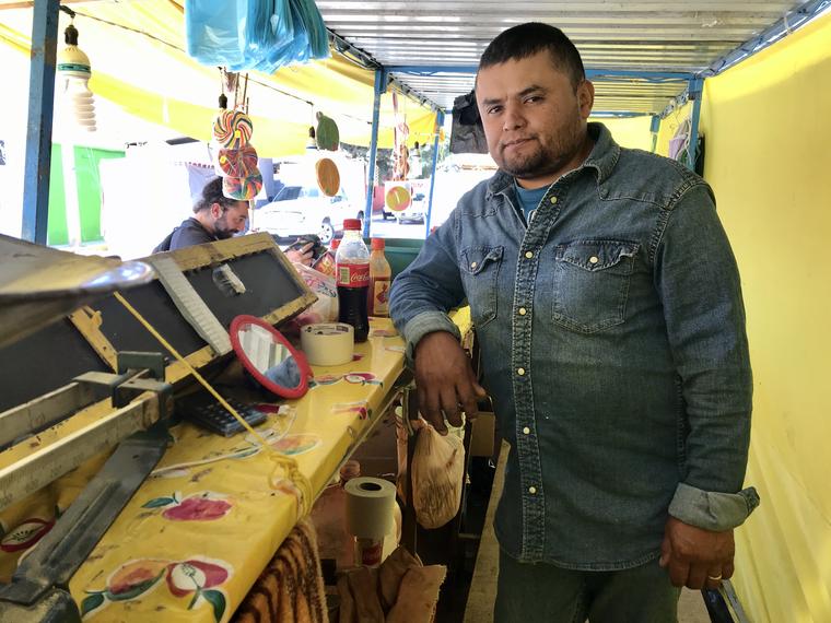 El mexicano Manuel Martínez Esparza, quien arrastra problemas de salud, dormía bajo el mostrador del estante de dulces.