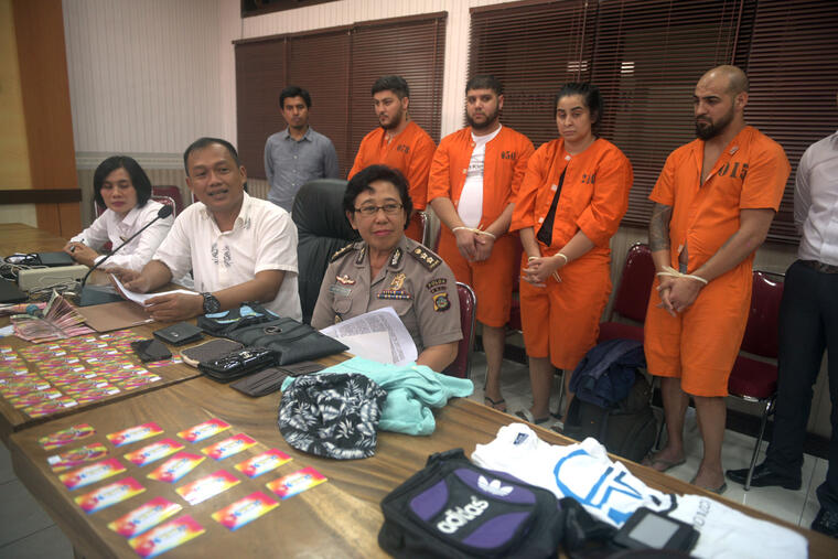 La policía de Indonesia presentaba las tarjetas con información bancaria robada en una conferencia de prensa luego de las detenciones de Alisa Sardaru, su compañero Sorin Velcu (parado a su izquierda) y dos cómplices, en marzo de 2019.