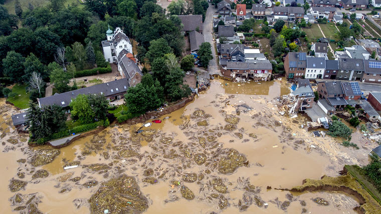 Un castillo destruido, a la izquierda, en Erftstadt-Blessem, Alemania, el 17 de julio de 2021. Debido a las fuertes lluvias, el pequeño río Erft rebosó sus orillas y causó daños masivos.