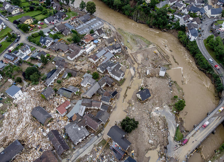 Los rescatistas buscan víctimas en autos inundados en una carretera en Erftstadt, Alemania, el sábado 17 de julio de 2021. Debido a las fuertes lluvias, el pequeño río Erft se desbordó y causó daños masivos.