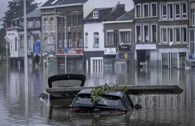 Los autos quedan sumergidos por las inundaciones después de que el río Mosa se desbocara y causara estragos en Lieja, Bélgica, el jueves 15 de julio de 2021.