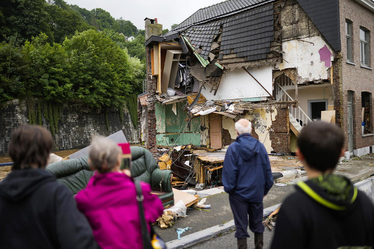 Los residentes inspeccionan una casa dañada después de las inundaciones en Ensival, Verviers, Bélgica, el viernes 16 de julio.