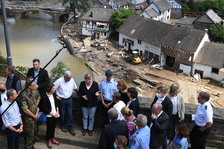 La canciller alemana, Angela Merkel (centro izq.) y el primer ministro del estado de Renania-Palatinado, Malu Dreyer (centro der.), hablan con la gente mientras inspeccionan los daños después de que las fuertes inundaciones del río Ahr causaron una gran d