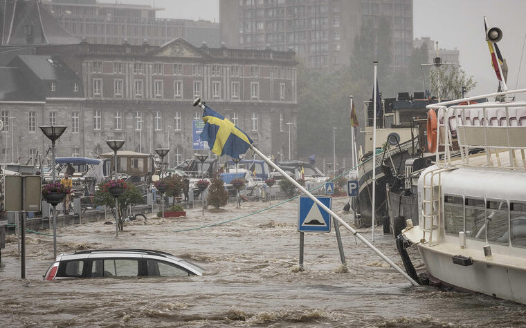 Un automóvil flota en el río Mosa durante las fuertes inundaciones en Lieja, Bélgica, el jueves 15 de julio.