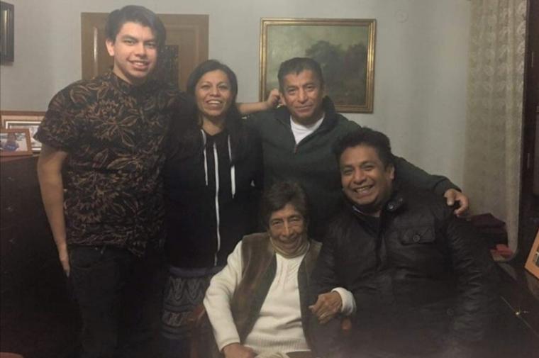 Javier Ortiz, fallecido de coronavirus en Madrid, y su familia