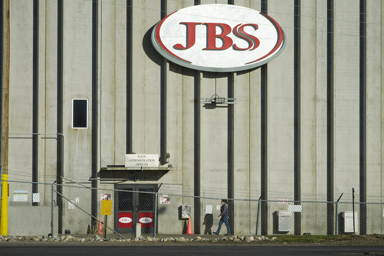 Un trabajador se dirige a la planta empacadora de carne de JBS en Greeley, Colorado