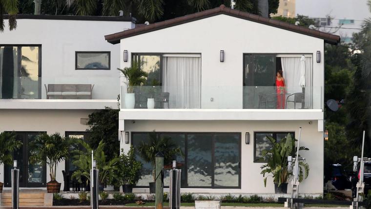Jennifer Lopez en el balcón de su casa en Miami