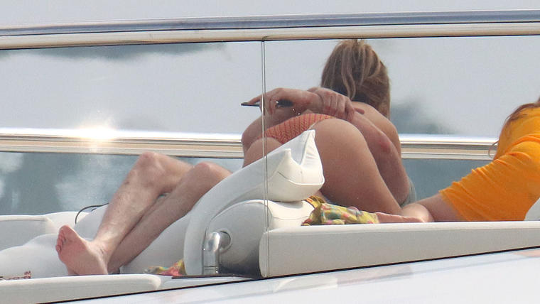 Jennifer Lopez en bikini y Ben Affleck besándose en yate.
