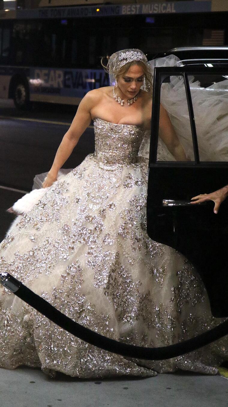Correctamente Gracioso callejón Jennifer Lopez ensaya para su boda con un inmenso vestido de novia