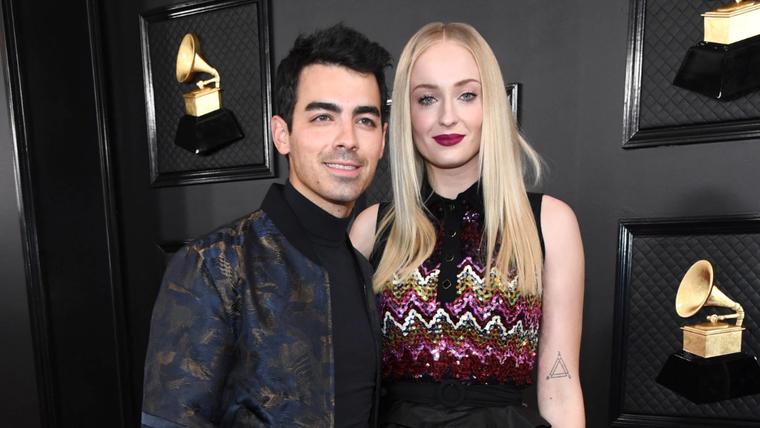 Joe Jonas y Sophie Turner en la alfombra roja de los Grammys 2020