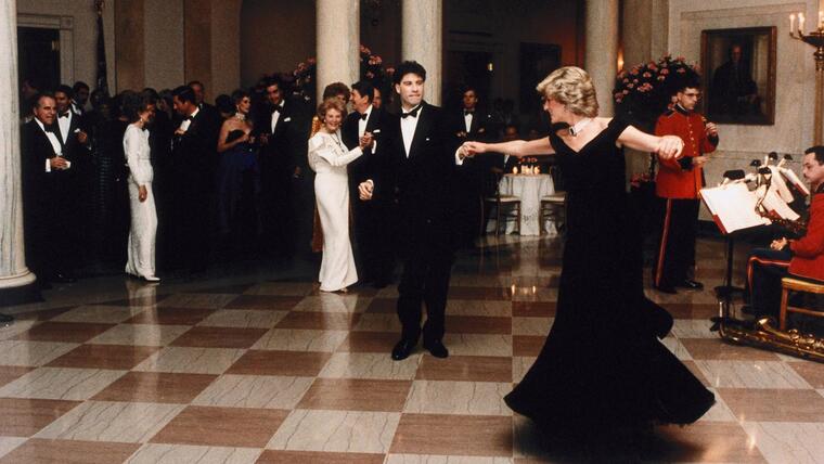 John Travolta y la princesa Diana bailando en la Casa Blanca en 1985