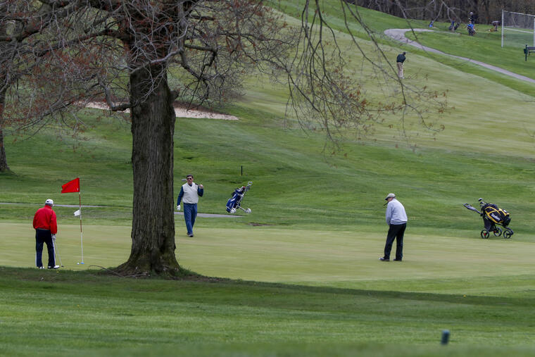 Jugadores de golf se reunen en el North Park Golf Course en la ciudad de McCandless, Pennsylvania. 