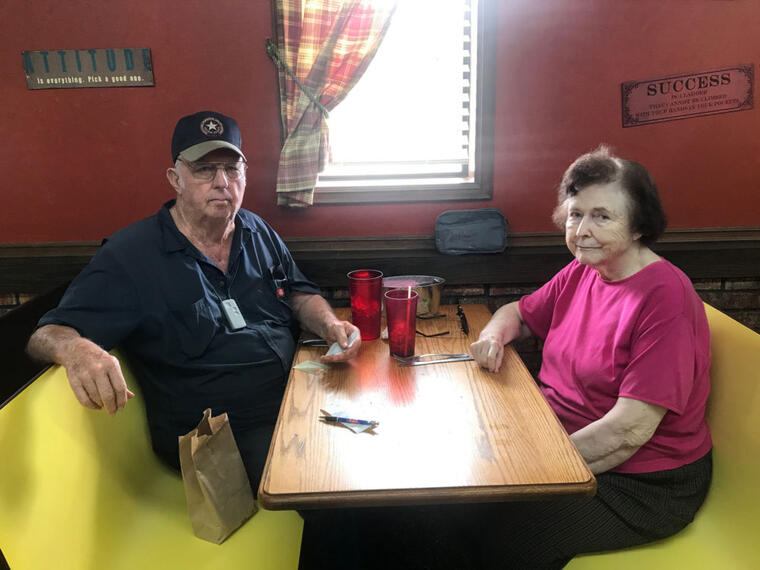 Harvey y Patsy Milton hablan sobre inmigración después de almorzar en The Red Onion en Honey Grove. “Estas personas vienen aquí a mejorar sus vidas pero están violando la ley”, dijo Harvey, que trabajó en escuelas públicas durante 56 años. 