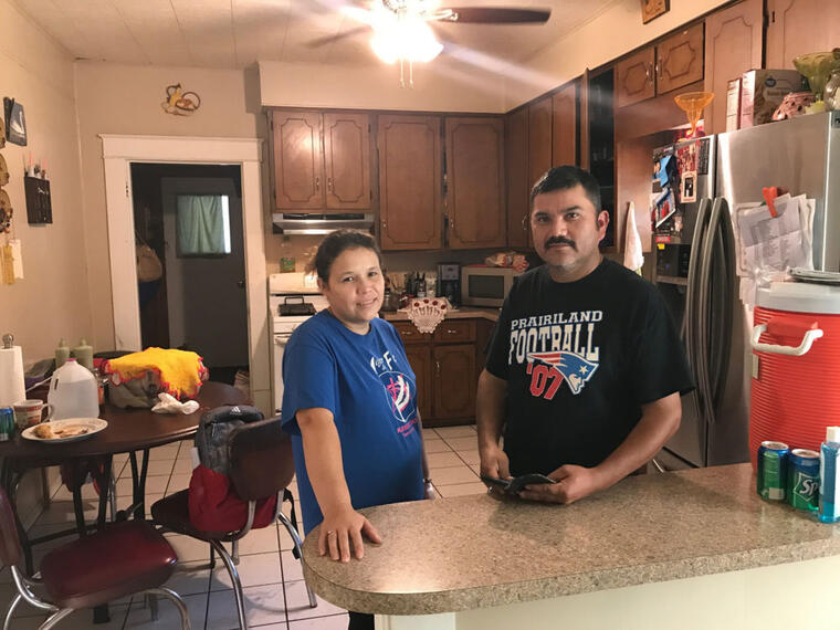 Oralia Rubio, izquierda, y su esposo, Hermenegildo, en la cocina de su casa en Honey Grove, Texas. Hermenegildo fue uno de los 159 trabajadores arrestados en la planta de tráileres Load Trail cercana a Sumner el 28 de agosto de 2018. Ahora enfrenta su pos