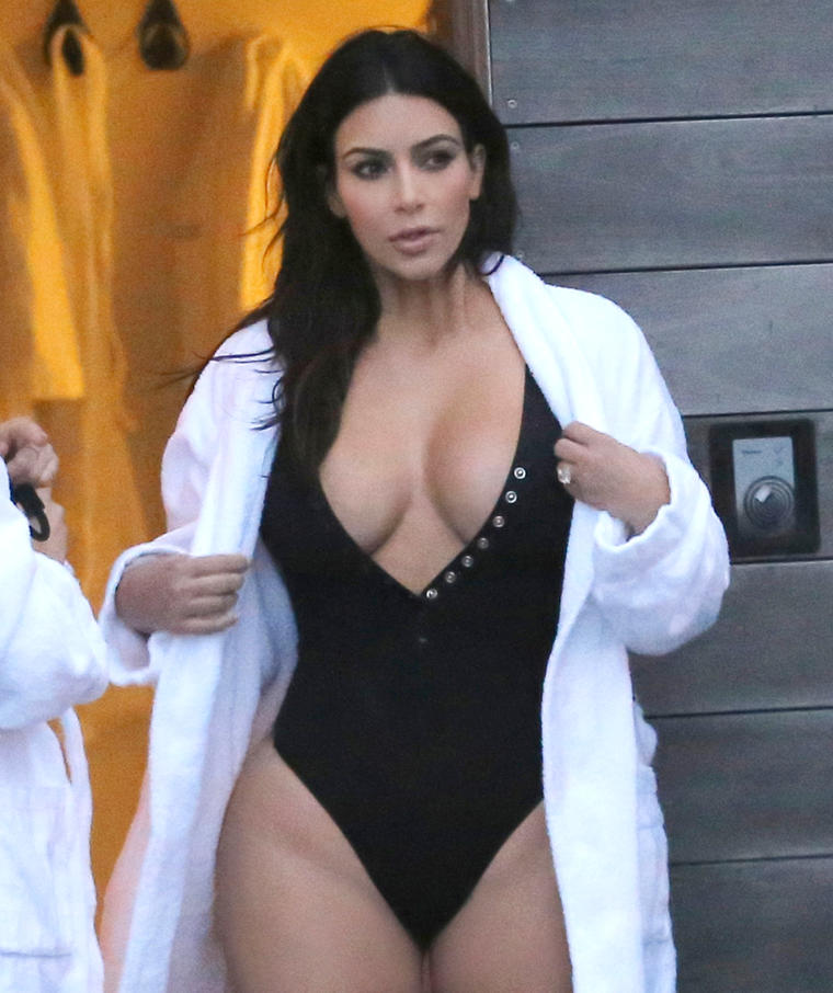 Kim Kardashian en traje de baño y bata