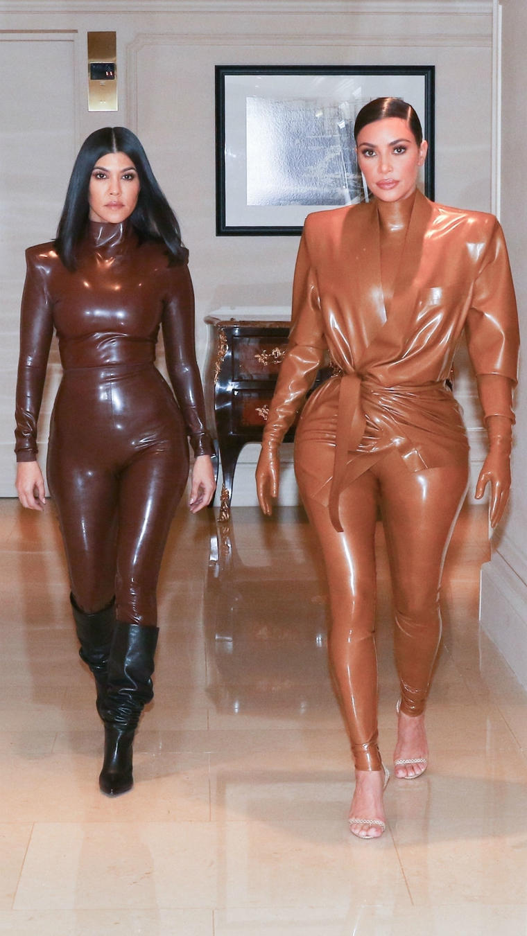 Kim y Kourtney Kardashian con trajes de látex