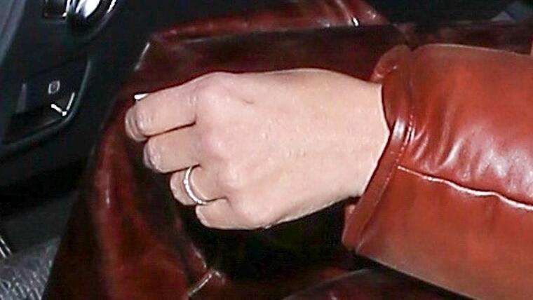 Kim Kardashian mostrando su anillo de bodas