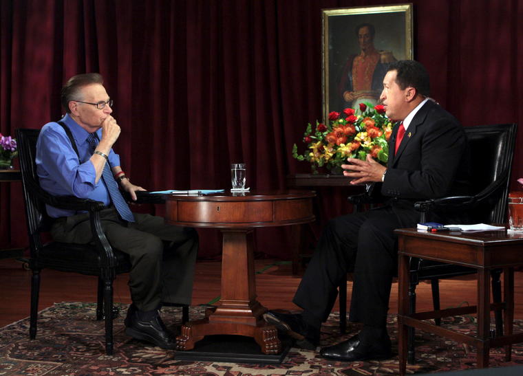 El expresidente de Venezuela, Hugo Chávez, es entrevistado por Larry King.