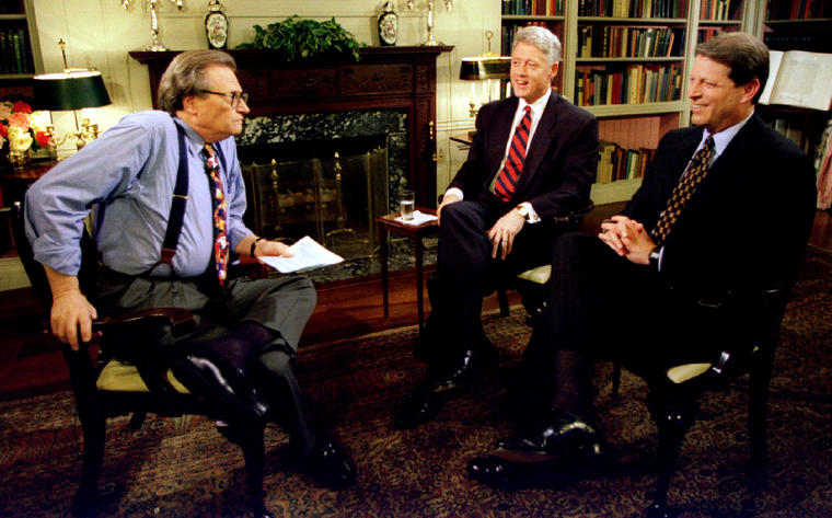 El periodista Larry King con el expresidente Bill Clinton y el exvicepresidente Al Gore.