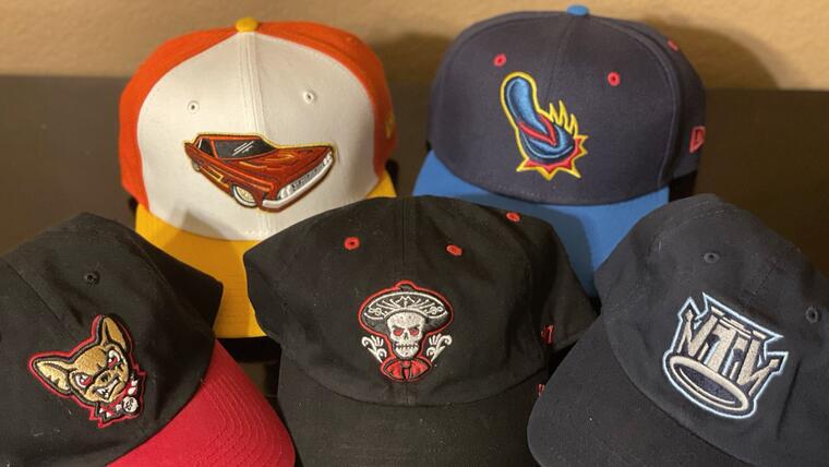 Gorras de béisbol de equipos de ligas menores que han adoptado logotipos especiales con alusiones latinas, como chanclas voladoras, calaveras o perros chihuahuas. 