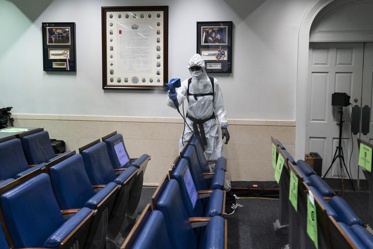 Un trabajador de limpieza desinfecta la sala de prensa de la Casa Blanca el 5 de octubre de 2020.