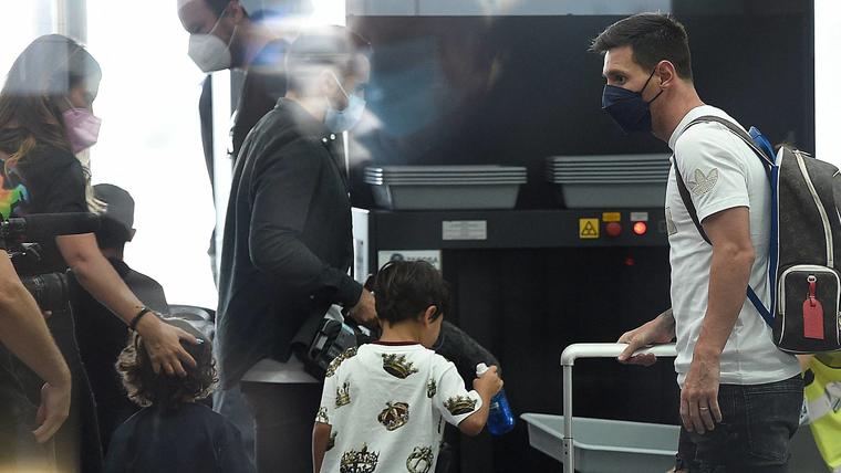Lionel Messi y su familia en el aeropuerto de Barcelona, España