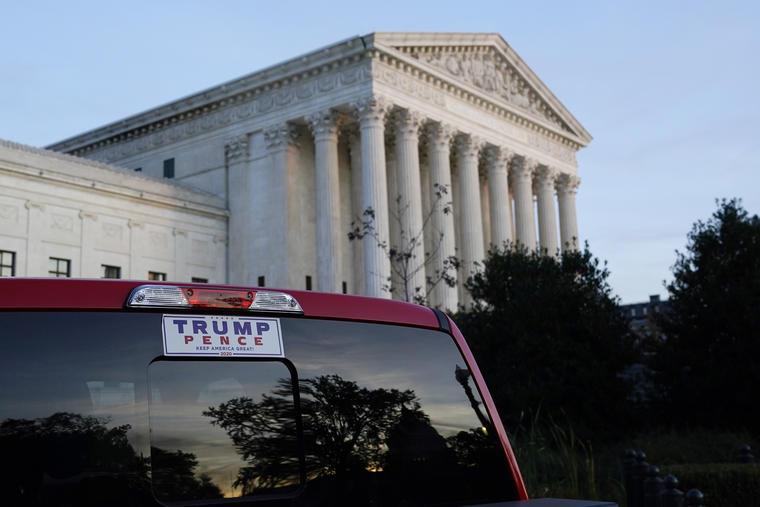 Un automóvil de un partidario de Donald Trump frente a la Corte Suprema el 5 de noviembre de 2020.