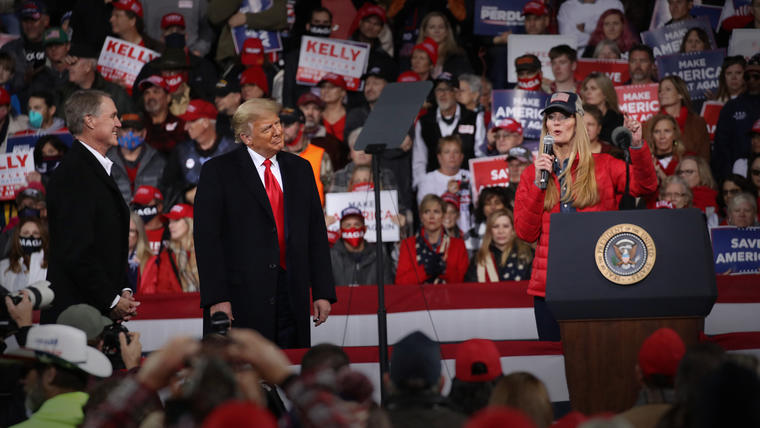El presidente, Donald Trump, asiste a un mitin en apoyo de los senadores republicanos por Georgia David Perdue y Kelly Loeffler, el 5 de diciembre de 2020 en Valdosta, Georgia.