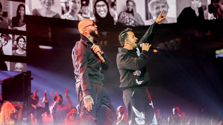 Luis Fonsi y Farruko en los Premios Billboard de la Música Latina 2020