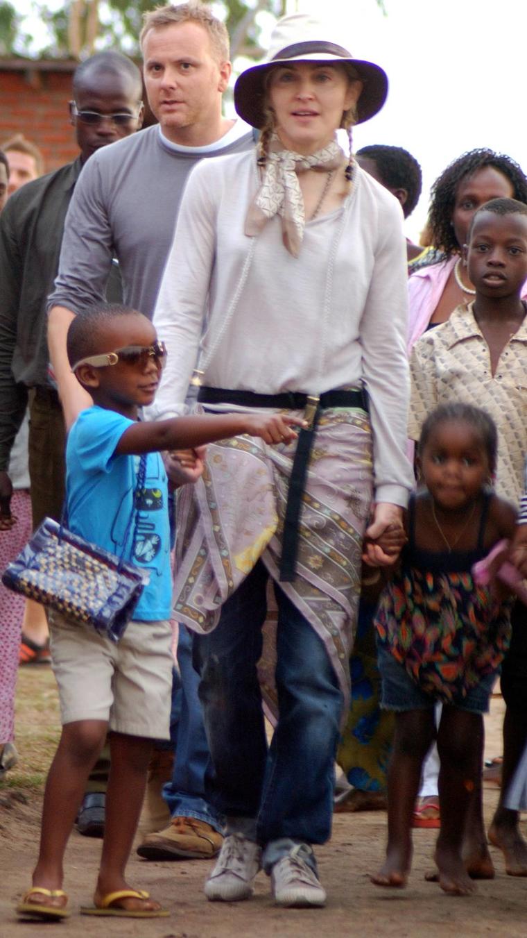 Madonna con sus hijos David Banda y Mercy James en Malawi, África, en 2009