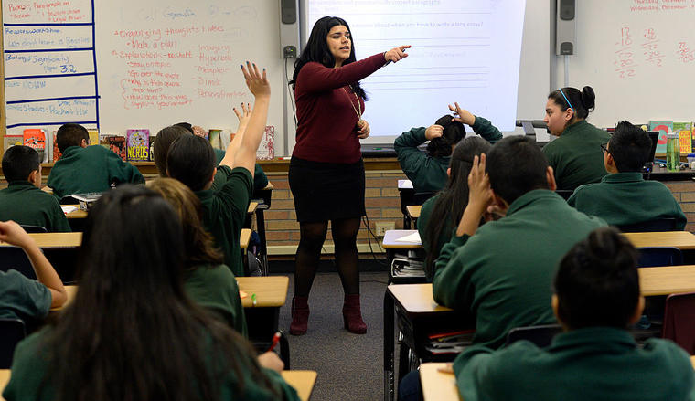 Gracias a DACA, la inmigrante Kareli Lizárraga trabaja como maestra de inglés en Denver, Colorado, en esta foto de 2014.
