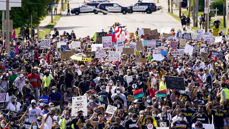 Cientos de personas se reunieron para manifestarse en Kenosha, Wisconsin.
