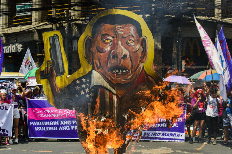 Quema de una efigie que representa al presidente de Filipinas, rodrigo Duterte, en una marcha de mujeres en Manila, la capital del país. 