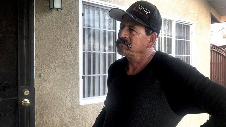 Manuel Martínez el 28 de febrero en su casa en Arvin, donde la compañía Sun Mountain Oil instaló un pozo petrolero, a pasos de su patio trasero.