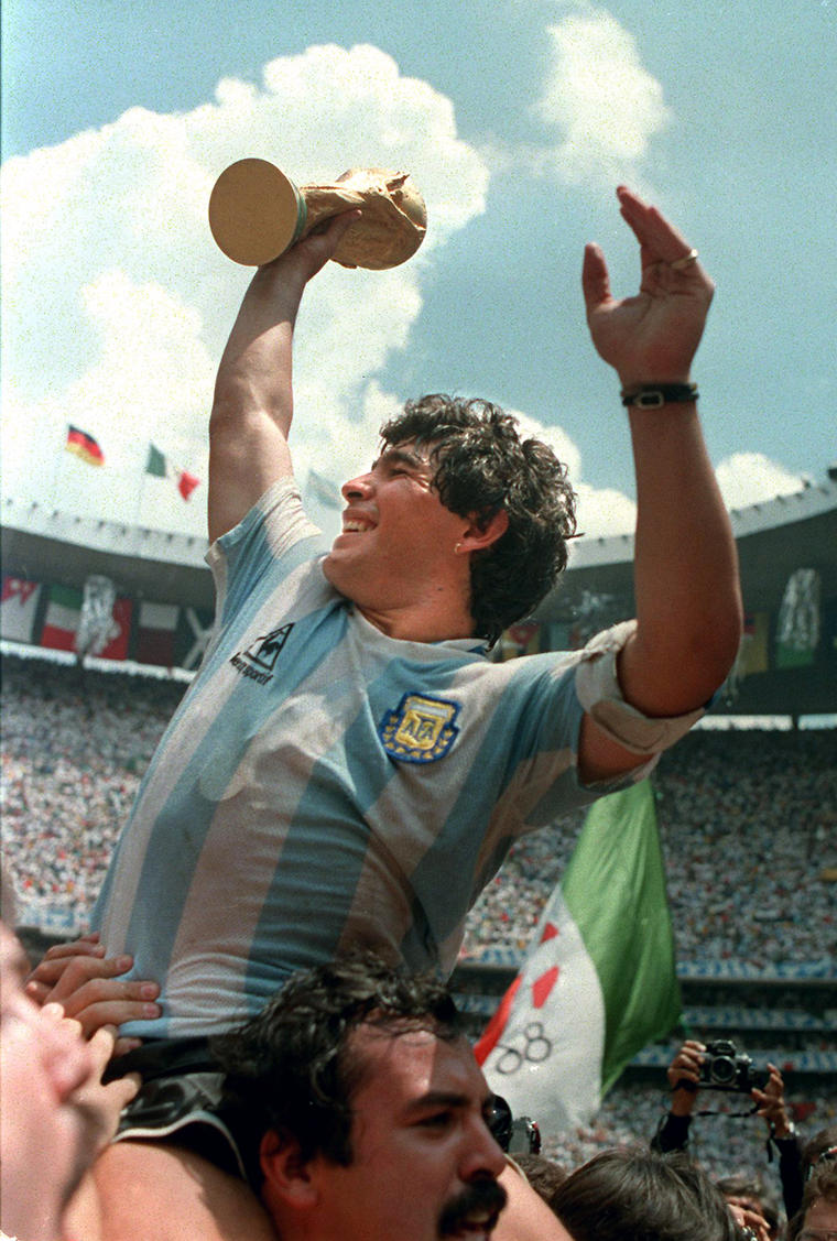 Entonces capitán del equipo de Argentina, Maradona, blande la Copa del Mundo ganada por su equipo después de una victoria 3-2 sobre Alemania Occidental el 29 de junio de 1986 en el estadio Azteca de la Ciudad de México.