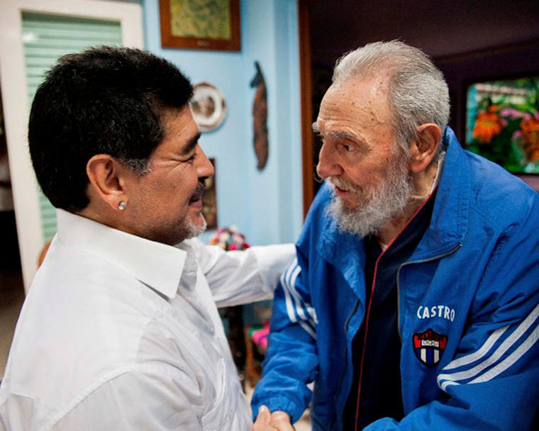 El exlíder cubano Fidel Castro se reúne con Maradona en La Habana el 13 de abril de 2013.