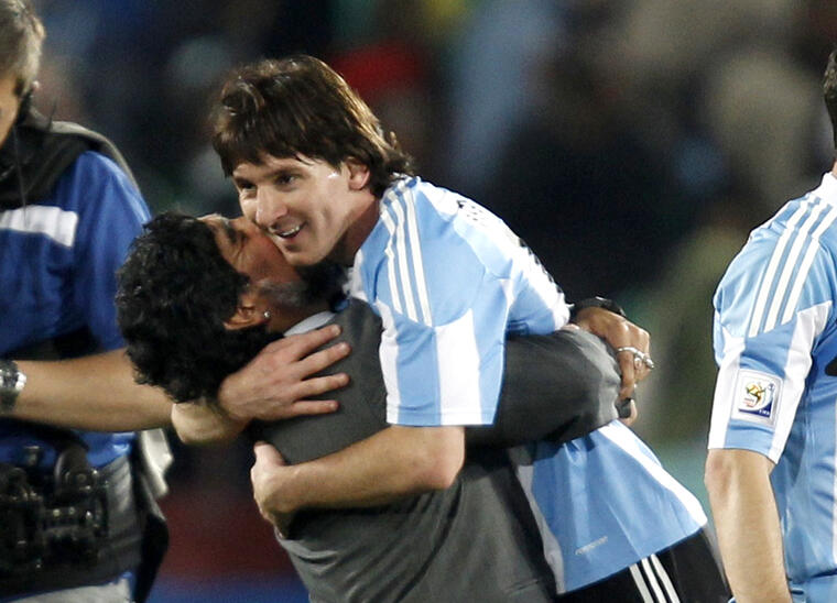 Maradona, cuando era entrenador de la selección Argentina, celebra la victoria de su equipo sobre Nigeria con Lionel Messi, después del partido del Grupo B de la Copa Mundial de 2010, en el estadio Ellis Park en Johannesburgo, el 12 de junio de 2010.