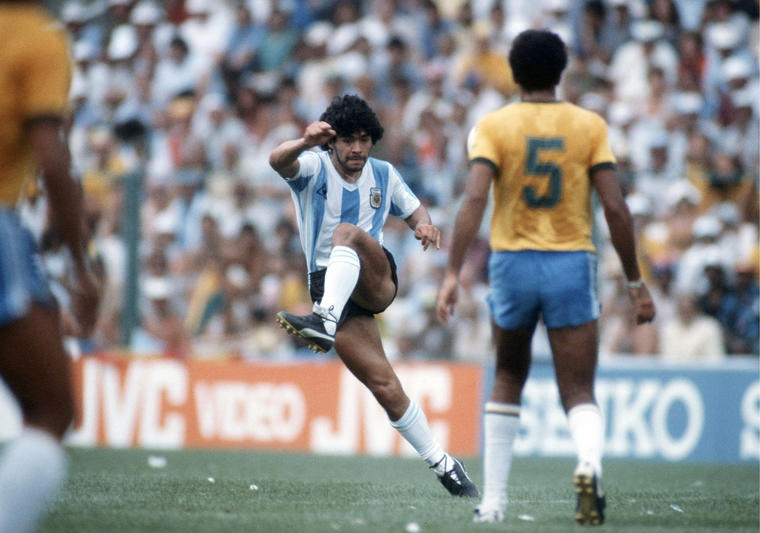 Maradona contra Brasil en el mundial en Barcelona, España, en julio de 1982. 